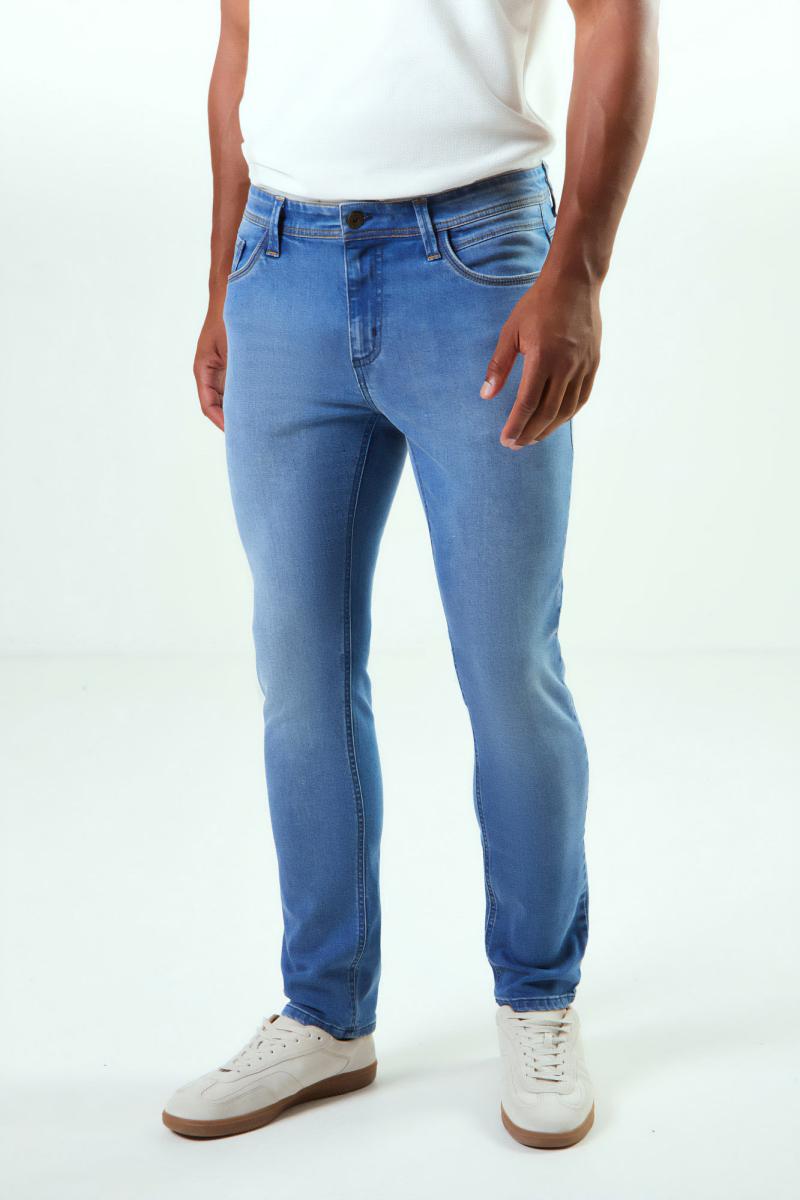 Calça Slim DLZ em cor única com caimento ajustado