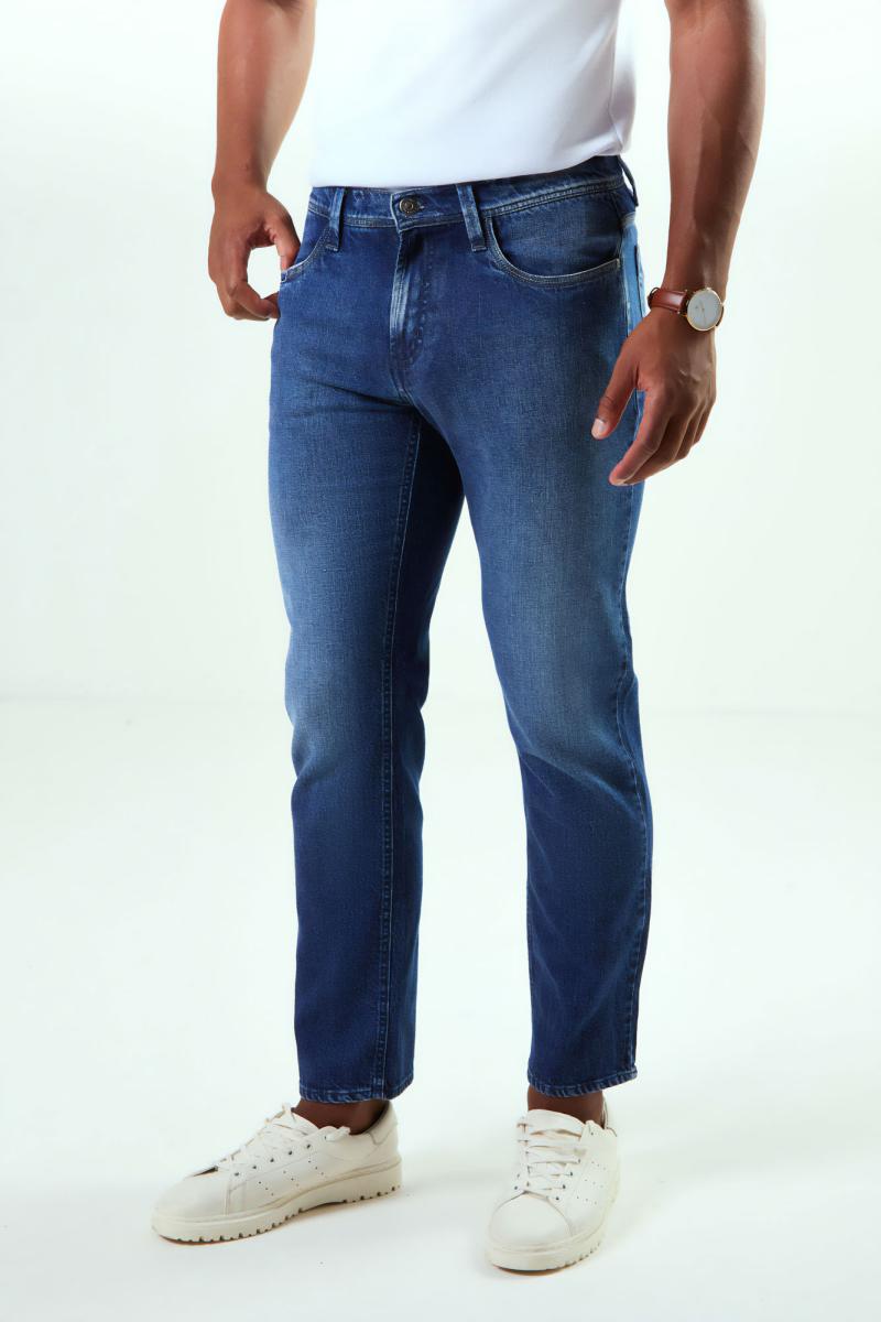 Cal&ccedil;a Regular DLZ mostrando detalhes de modelagem e tecido